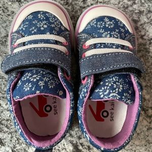 See Kai Run toddler shoes size 5. Brand new